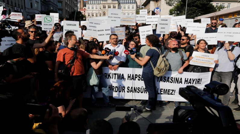 استمرار الاحتجاجات في إسطنبول ضد مشروع قانون يُقيد حرية الإعلام