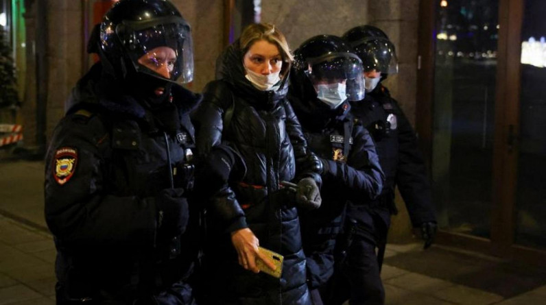شاهد : الشرطة الروسية تعتقل عددا من المحتجين في موسكو خلال مظاهرة مناهضة للحرب