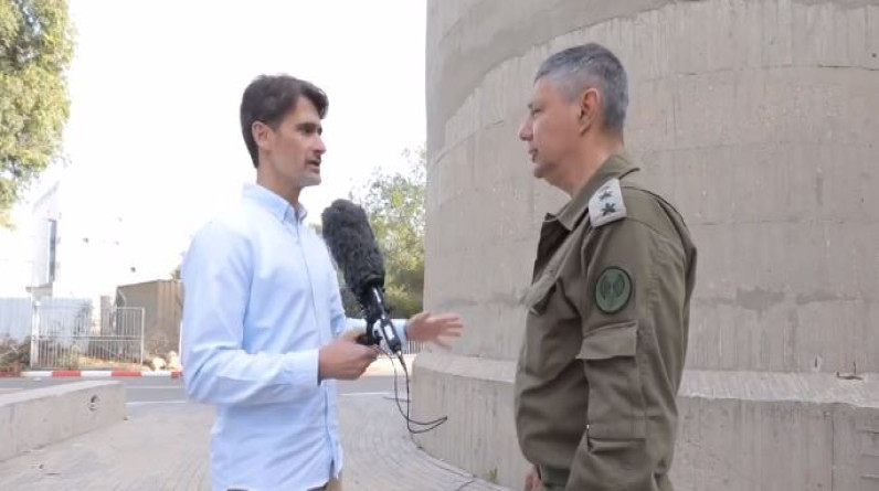 صحفي فرنسي يحرج المتحدث باسم الجيش الإسرائيلي بسؤال عن  مركز قيادة حماس (فيديو)