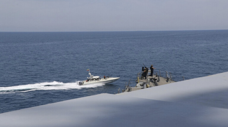 الحرس الثوري يحتجز سفينة تحمل وقودا مهربا في المياه الخليجية