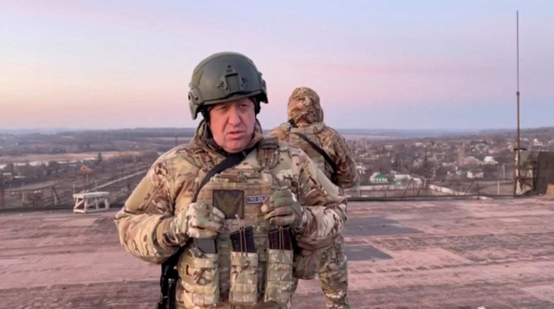 رئيس “فاغنر” يهدد بالانسحاب من باخموت الأوكرانية.. اتهم الجيش الروسي بترك مقاتليه بدون ذخيرة