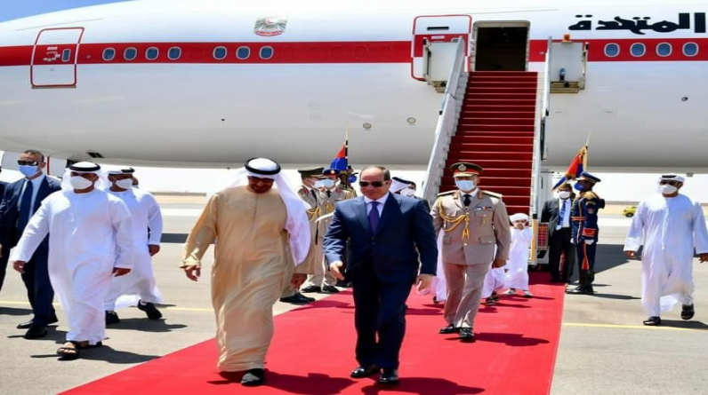 السيسي يستقبل الشيخ محمد بن زايد رئيس دولة الإمارات بمطار العلمين