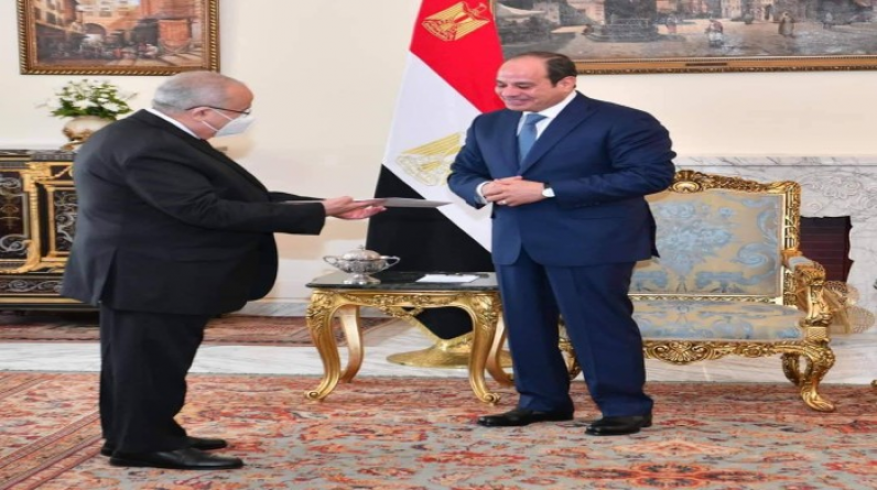 الجزائر تسلم الرئيس المصري دعوة لحضور القمة العربية