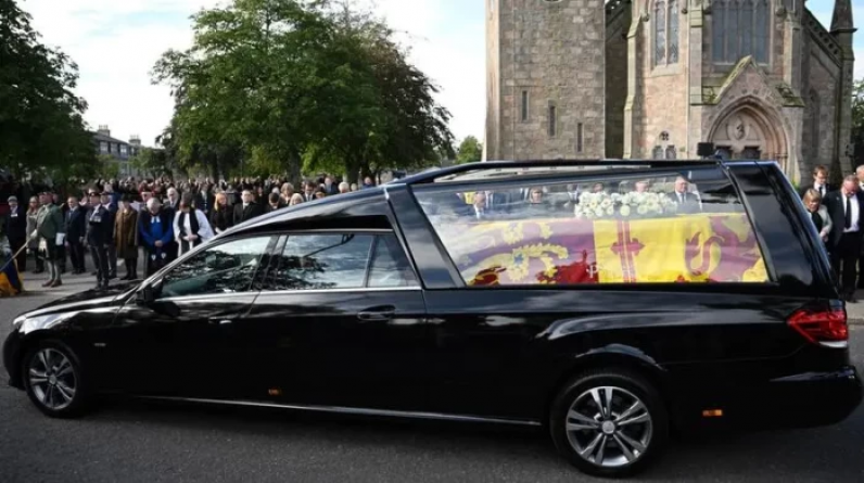 جثمان ملكة بريطانيا الراحلة يصل القصر الملكي في إدنبره