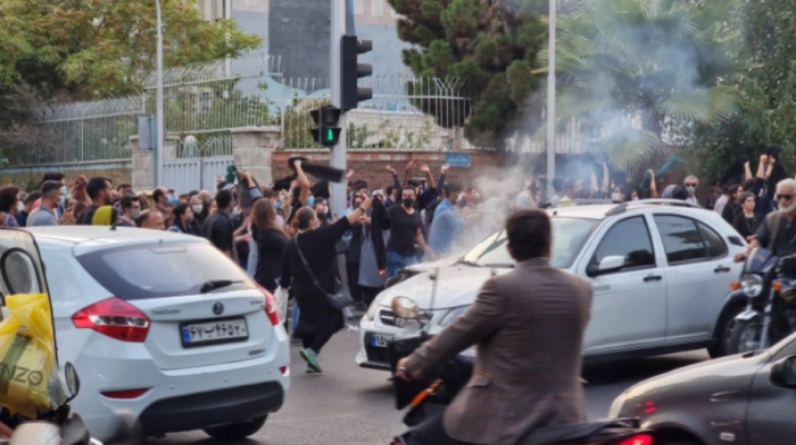 احتجاجات إيران مستمرة.. رئيسي يطالب الأمن بالحزم وتحركات للرد على ماسك