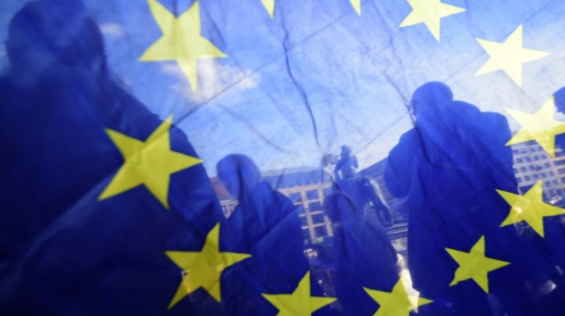 تلغراف: منطقة اليورو تواجه "مخاطر" الانهيار المالي