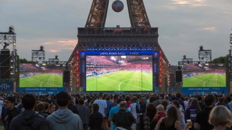 باريس تحظر عرض مباريات مونديال قطر على الشاشات العملاقة