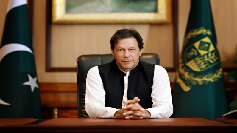 باكستان.. منع عمران خان من تقلد المناصب العامة وإدانته بالسرقة