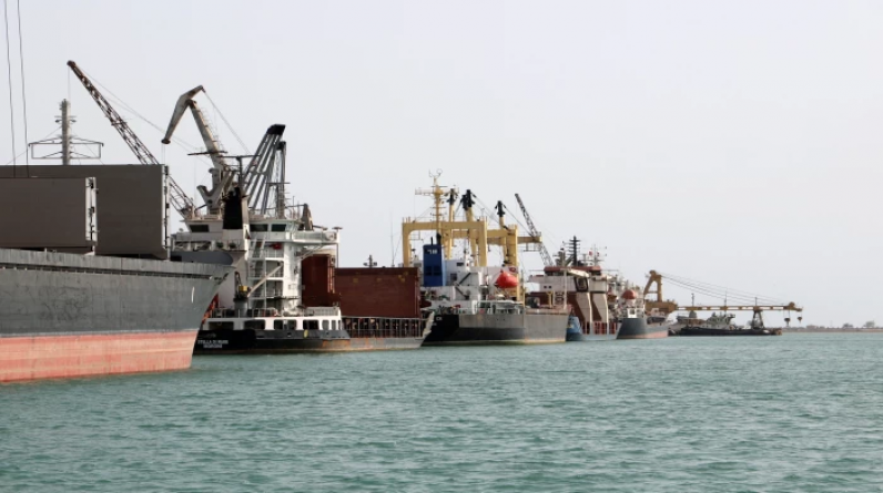بعد انفجاري ميناء الضبة.. الحوثيون يهددون بمهاجمة السفن الدولية