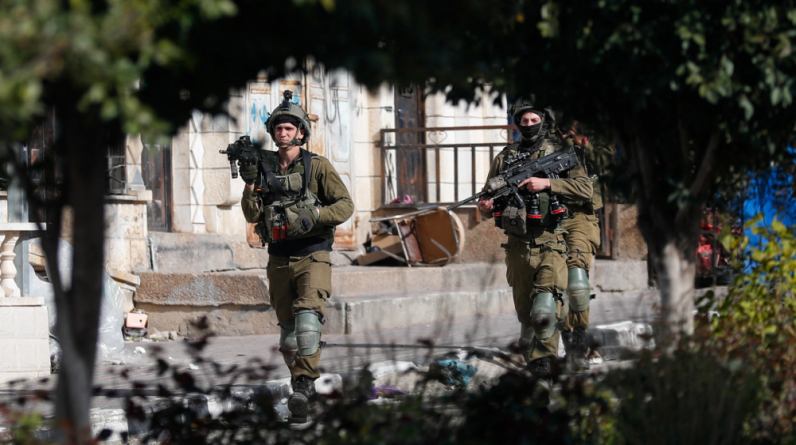 شهيد و3 إصابات برصاص قوة إسرائيلية خاصة تسللت لمخيم جنين