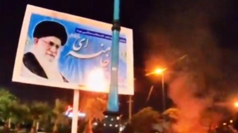 القضاء الإيراني يصدر أول حكم بالإعدام على خلفية الاحتجاجات