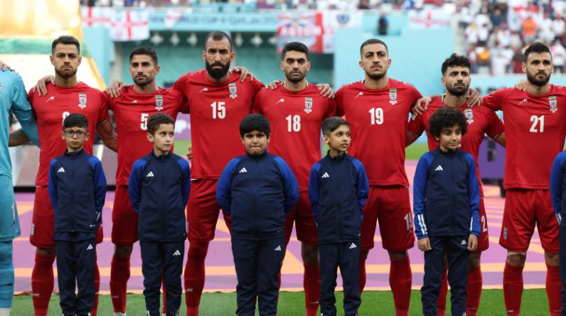 شاهد... لاعبو منتخب إيران يمتنعون عن أداء النشيد الوطني دعماً للاحتجاجات