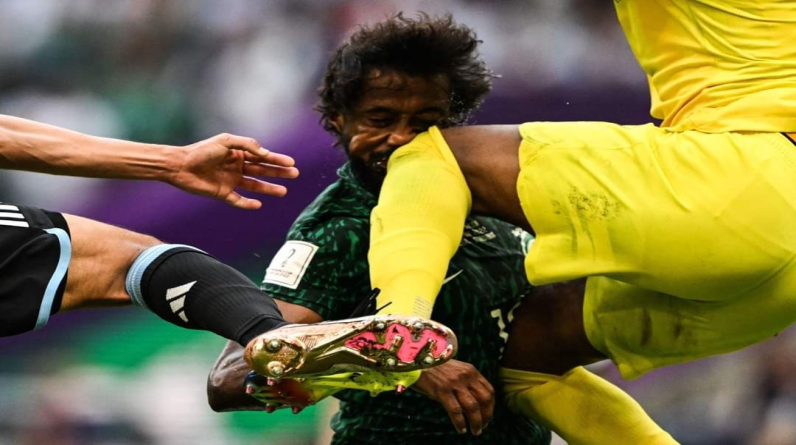 بالفيديو لحظة اصابة ياسر الشهراني لاعب منتخب السعودية امام منتخب الارجنتين
