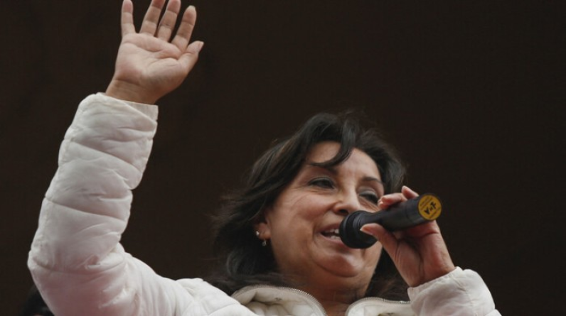 عقب عزله.. نائبة رئيس بيرو تؤدي اليمين رئيسة مؤقتة للبلاد