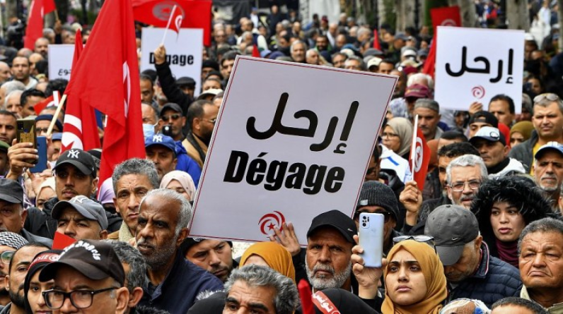 قبل أسبوع من انتخابات برلمانية.. احتجاجات ضد الرئيس التونسي