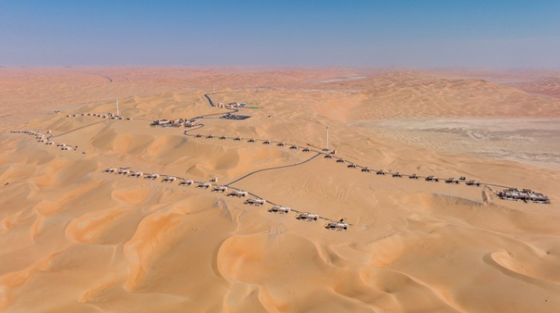 لاجتذاب السياحة الصحراوية.. الإمارات تفتتح منتجعا فخما وسط الكثبان الرملية (فيديو وصور)