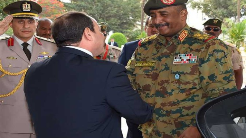 السيسي يبعث رسالة إلى البرهان لتطوير علاقات مصر والسودان