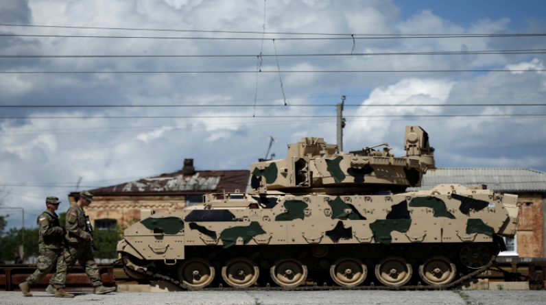 الولايات المتحدة تعتزم تزويد أوكرانيا بمركبات قتالية