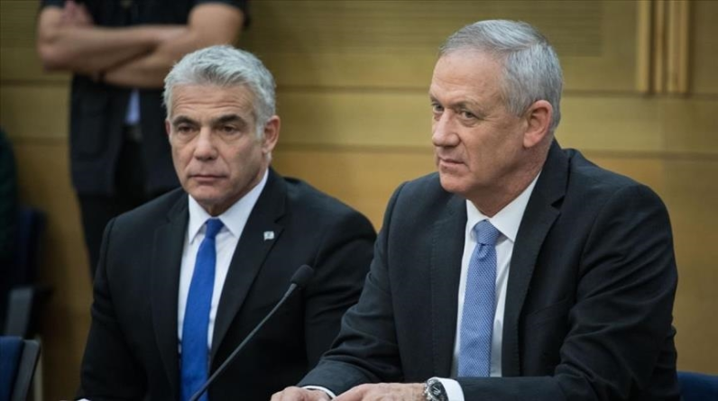 نائب إسرائيلي يدعو لاعتقال لابيد وغانتس بتهمة "خيانة الوطن"