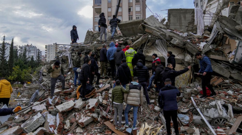 زلزال سوريا وتركيا يسقط حواجز سياسية مستعصية