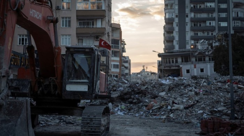 فرق إنقاذ تركية تعثر على ملياري دولار تحت أنقاض غازي عنتاب (فيديو)
