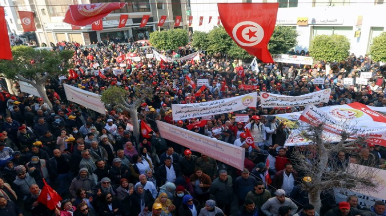 اتحاد الشغل يتحرك مجددا ضد قيس سعيد.. الآلاف يتظاهرون في الشارع التونسي