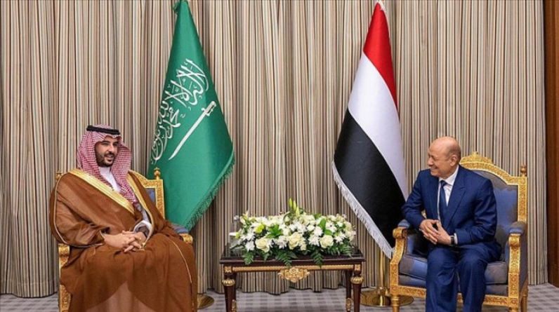 العليمي يبحث مع وزير الدفاع السعودي جهود إنهاء الأزمة اليمنية