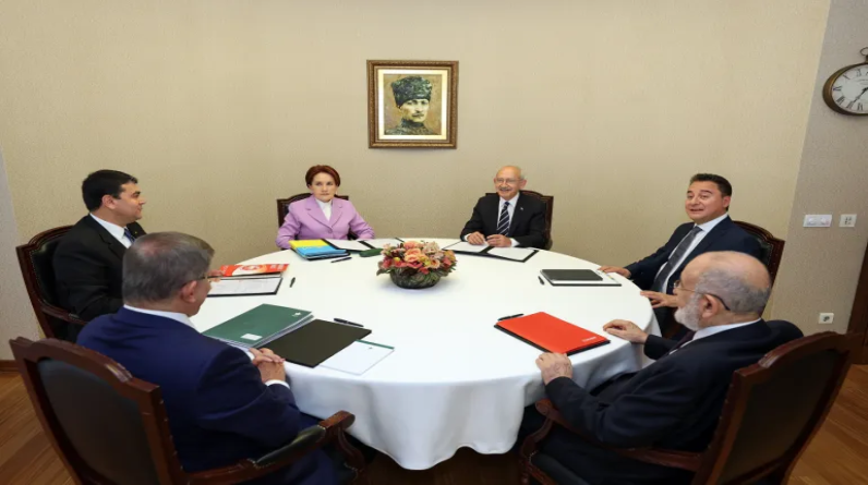 داود أوغلو والعروق الثلاثة.. هل تهدد كعكة البرلمان تماسك الطاولة السداسية في مواجهة أردوغان؟