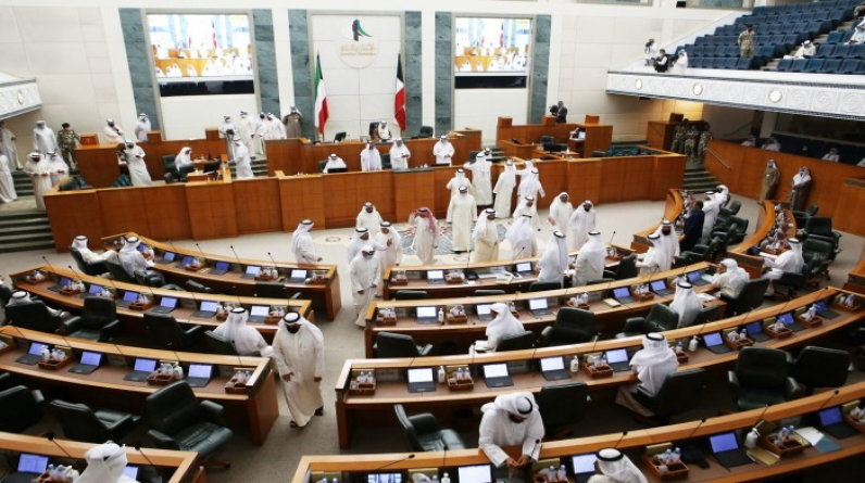 الكويت.. حياة سياسية مشلولة تفرز حكومات متعاقبة وأزمة اقتصادية