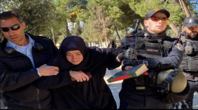 خلال تلاوتها القرآن.. شرطة الاحتلال توقف شابة تركية في المسجد الأقصى (فيديو)