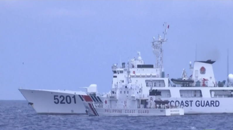 "عمل استفزازي متعمد".. مواجهة بين سفينة صينية وفلبينية