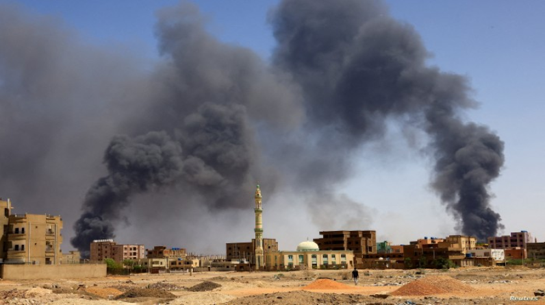 انفجارات تهز الخرطوم.. وتبادل اتهامات بخرق الهدنة بين الجيش السوداني والدعم السريع