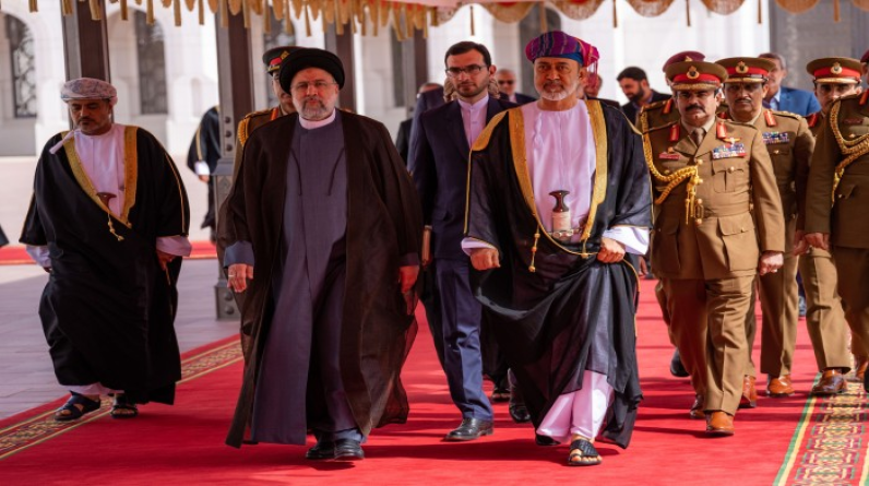 معهد أمريكي: سلطان عمان يطور علاقاته بإيران على خطى سلفه قابوس لهذه الأسباب