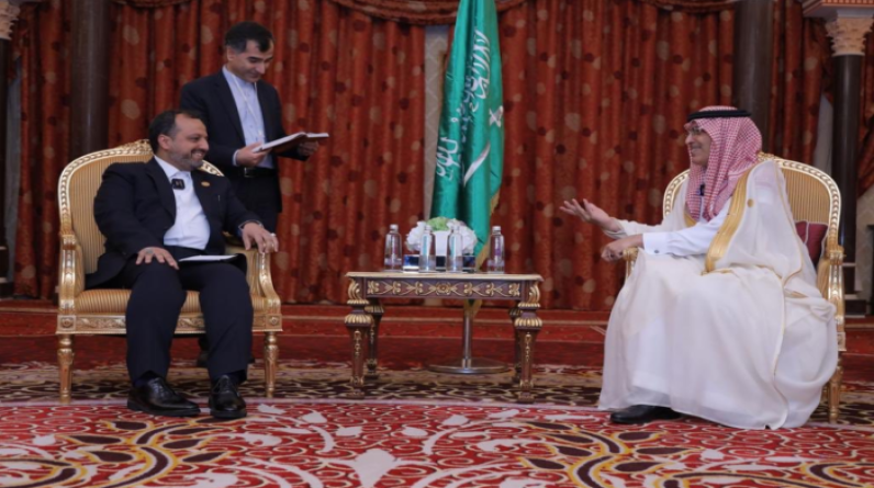 وزيرا المالية السعودي والاقتصاد الإيراني يبحثان تعزيز العلاقات بين البلدين