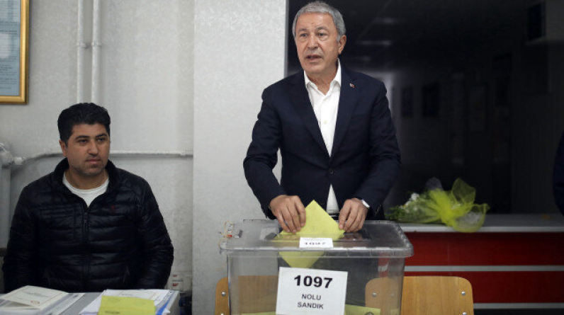 الانتخابات التركية.. وزير الدفاع يدلي بصوته بمدرسته الثانوية