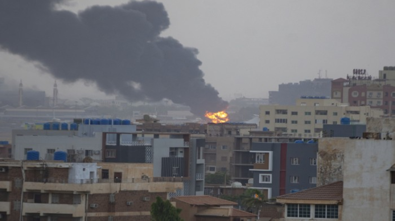استمرار الضربات الجوية على ضواحي الخرطوم مع دخول الصراع في السودان أسبوعه السادس