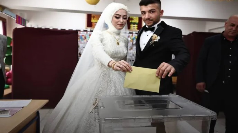 سيدة برفقة ماعزها وعروسان وزيّ قوقازي.. مشاهد لافتة من انتخابات تركيا