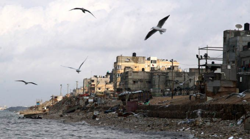 عماد توفيق عفانة يكتب: الشاطئ ... المخيم الذي ينهشه الإهمال ويقضمه البحر