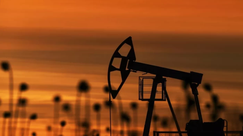 النفط.. الأسعار تستقر انتظارا لجديد الفائدة الأمريكية