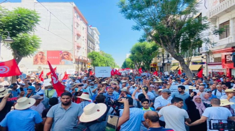 التونسيون يتظاهرون ضد اعتقالات قيس سعيد (صور وفيديو)