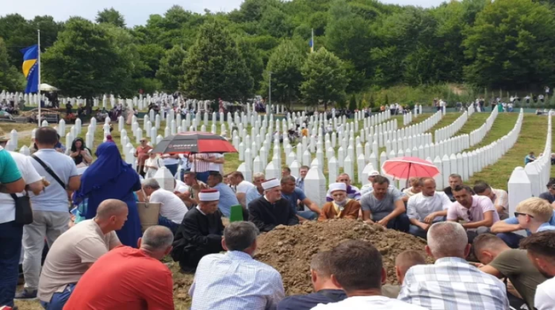 البوسنة.. انطلاق مسيرة السلام لإحياء ذكرى مذبحة سربرنيتسا