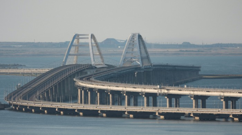 مقتل شخصين.. اتهامات روسية لأوكرانيا بتفجير على جسر القرم