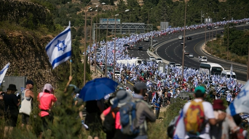 عشرات الآلاف يتظاهرون قبالة الكنيست وفي تل أبيب.. 10 آلاف جندي احتياط يعلقون خدمتهم