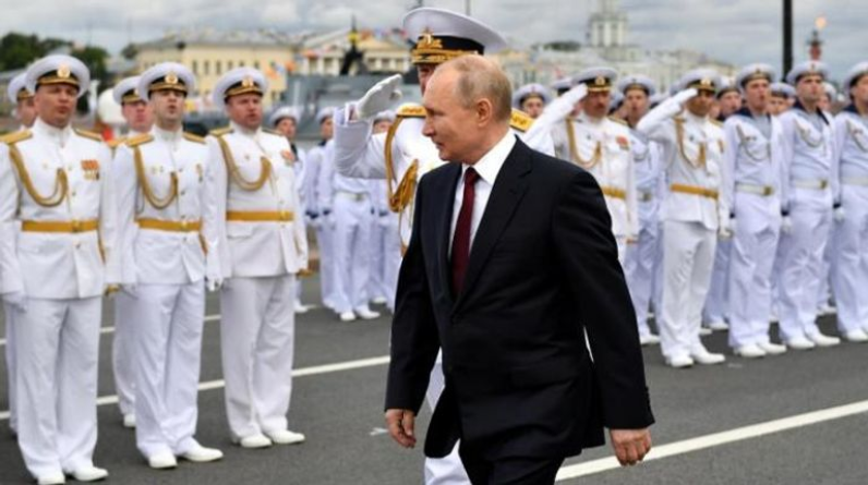30 سفينة حربية جديدة.. بوتين يرد على مسيرات أوكرانيا بـ"رسائل بحرية"