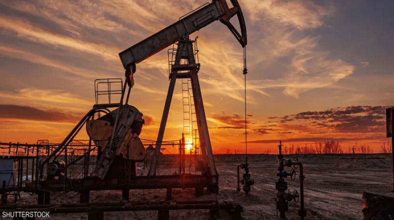 النفط يقترب من تحقيق أعلى مكاسب شهرية خلال عام