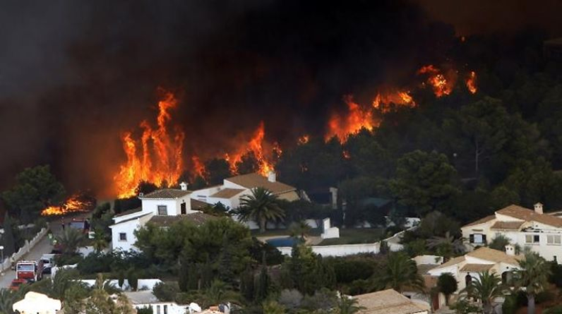 الحريق الحدودي بين إسبانيا وفرنسا.. إجلاء العشرات وانقطاع الكهرباء عن الآلاف