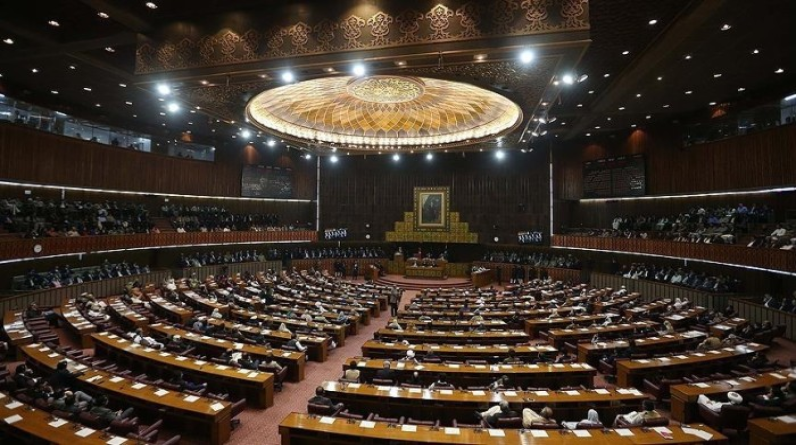 الرئيس الباكستاني يعلن حل البرلمان.. وترجيحات بتشكيل حكومة مؤقتة