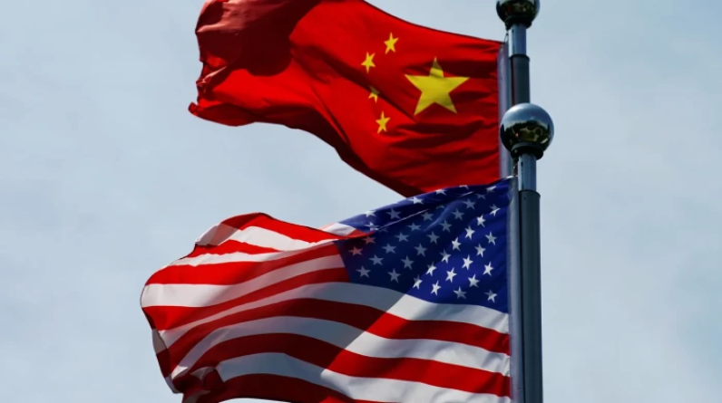أمريكا تحظر على شركاتها الاستثمار بالتكنولوجيا المتقدمة في الصين.. وبكين تحذر