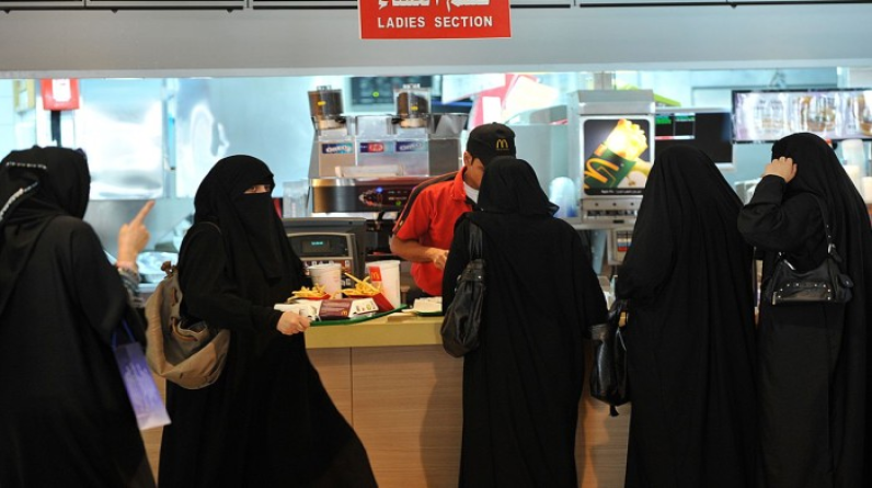 بيانات حكومية: السعوديون أنفقوا مليار دولار على المقاهي والمطاعم في أسبوع