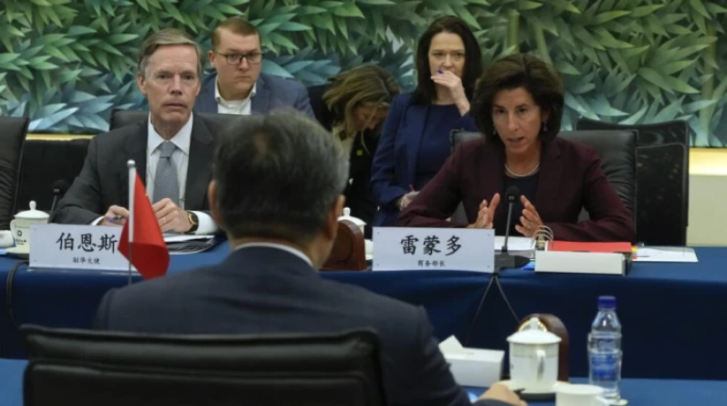 لتهدئة التوترات.. وزيرة التجارة الأمريكية تبدأ زيارة إلى الصين